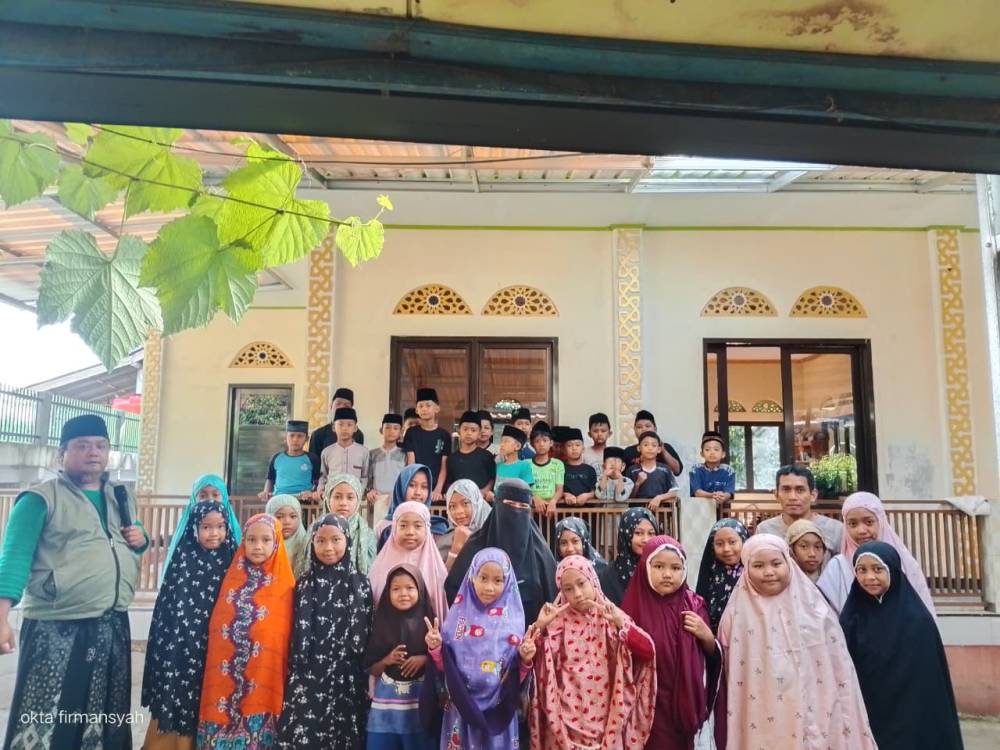 Membentuk Generasi Berkarakter: Kolaborasi Yayasan Dangiang Galuh Pajajaran dan DKM Al-Ikhlas melalui Program "ULAS"